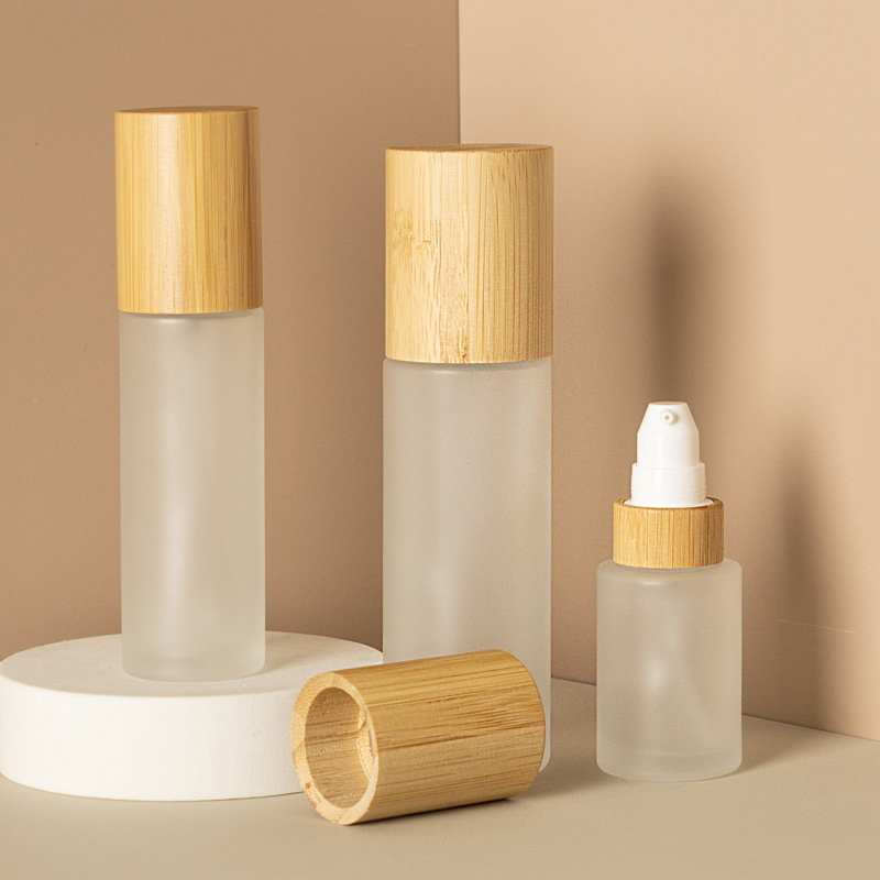 ফ্রস্টেড কসমেটিক লোশন পাম্প ফাইন মিস্ট এবং বাঁশের কাঠের ঢাকনা সহ লোশন গ্লাস স্প্রে বোতল