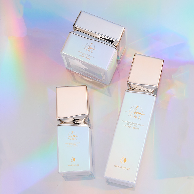 ফেস ক্রিম এবং আই ক্রিমের জন্য স্কয়ার গ্লাস ক্রিম জার একটি ইরিডিসেন্ট ইফেক্ট সহ ফেস ক্রিম এবং আই ক্রিমের জন্য স্কয়ার গ্লাস ক্রিম জার একটি ইরিডিসেন্ট ইফেক্ট সহ