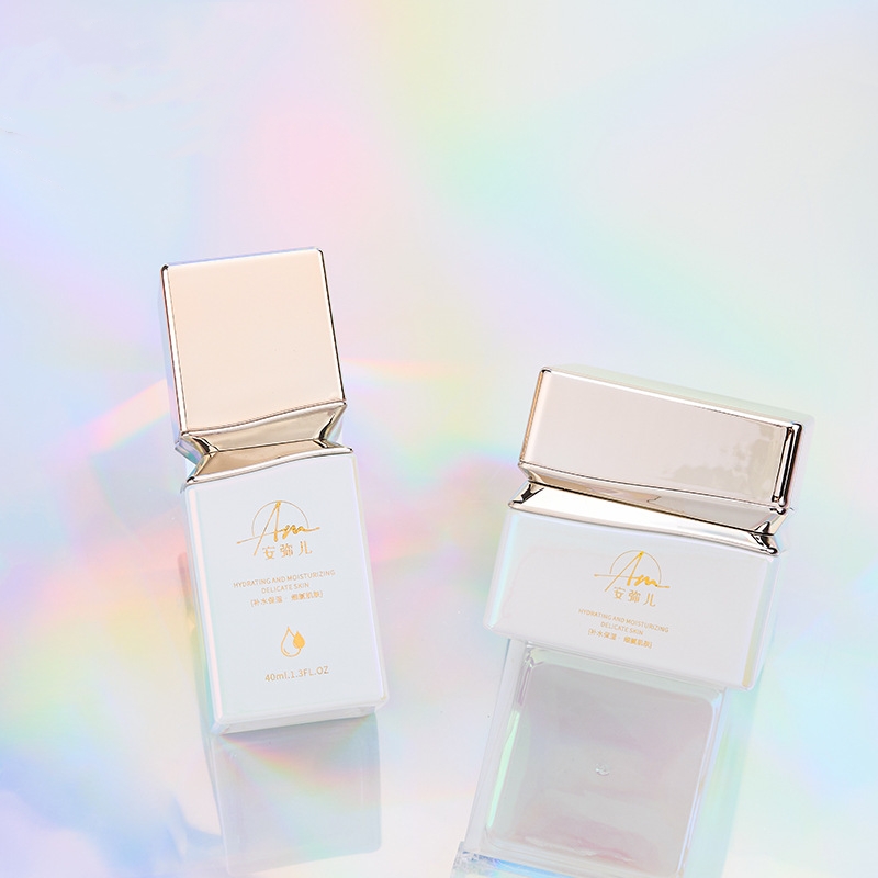 ফেস ক্রিম এবং আই ক্রিমের জন্য স্কয়ার গ্লাস ক্রিম জার একটি ইরিডিসেন্ট ইফেক্ট সহ ফেস ক্রিম এবং আই ক্রিমের জন্য স্কয়ার গ্লাস ক্রিম জার একটি ইরিডিসেন্ট ইফেক্ট সহ