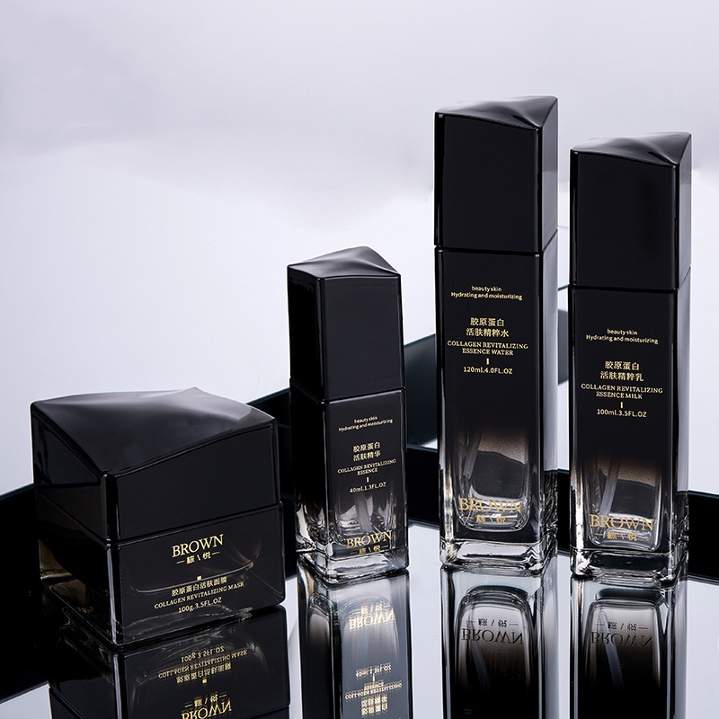 কসমেটিক প্যাকেজিংয়ের জন্য উত্থাপিত ঢাকনা ডিজাইন সহ অনন্য স্কয়ার গ্লাস ক্রিম জার