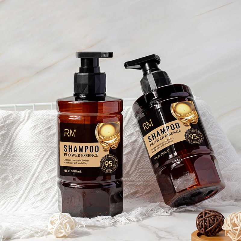 ব্যক্তিগত যত্ন প্যাকেজিংয়ের জন্য স্ক্রু পাম্প উচ্চ মূল্যের হোটেল শ্যাম্পুর বোতল সহ 500ml পোষা প্লাস্টিক পাপড়ি পাম্প বোতল