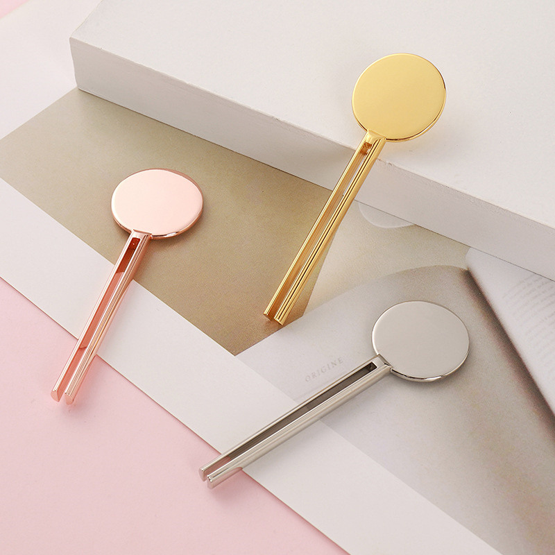 কসমেটিক টার্ন কী শেপ টিউব রিঙ্গার রোলিং টুথপেস্ট টিউব স্কুইজার কী সহ স্ট্যান্ড ডিসপেনসার মেটাল টিউব স্কুইজার