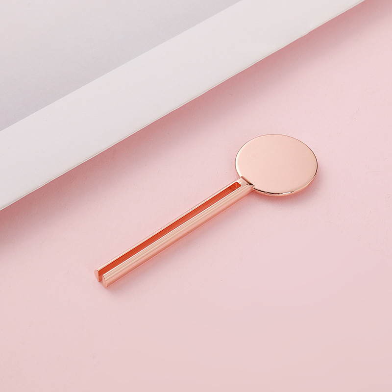 কসমেটিক টার্ন কী শেপ টিউব রিঙ্গার রোলিং টুথপেস্ট টিউব স্কুইজার কী সহ স্ট্যান্ড ডিসপেনসার মেটাল টিউব স্কুইজার কসমেটিক টার্ন কী শেপ টিউব রিঙ্গার রোলিং টুথপেস্ট টিউব স্কুইজার কী সহ স্ট্যান্ড ডিসপেনসার মেটাল টিউব স্কুইজার