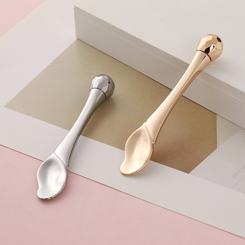 আই রোলার ম্যাসেজ স্টিক আই ক্রিম প্রয়োগকারী কসমেটিক স্প্যাটুলাস অ্যান্টি রিঙ্কেল ফেসিয়াল চামচ গোল্ড অ্যালয় ফেস কেয়ার টুল আই রোলার ম্যাসেজ স্টিক আই ক্রিম প্রয়োগকারী কসমেটিক স্প্যাটুলাস অ্যান্টি রিঙ্কেল ফেসিয়াল চামচ গোল্ড অ্যালয় ফেস কেয়ার টুল